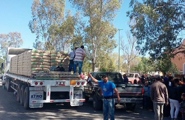   Entregan 140 paquetes de cemento  a familias de Jerez 