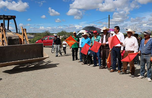 Gobierno de Villa de Ramos arranca pavimentación de 4 kilómetros en Los Hernández