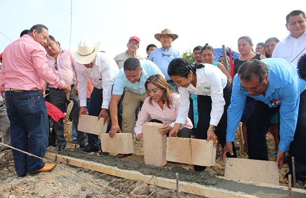 Colocan la primera piedra para construcción del Cecytev de Huazuntlán