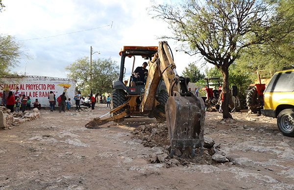  Administración de Villa de Ramos arranca pavimentación de calle en La Dulcita