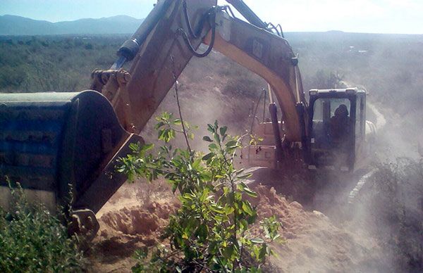  Benefician con apertura de camino a pobladores de Alfajayucan