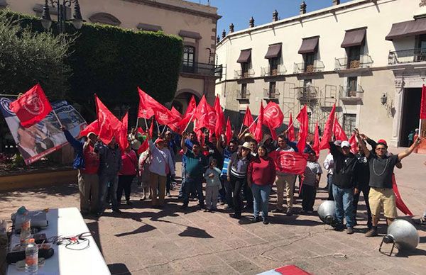 Familias queretanas  en pie de lucha, llevan diez días en plantón 