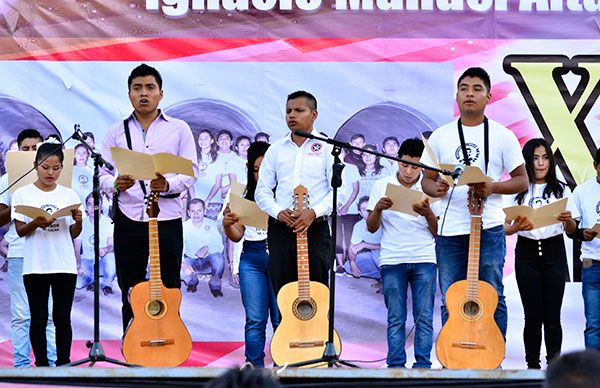 Estudiantes festejan 23 aniversario de la casa IMA