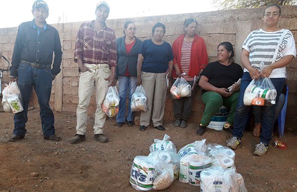 Entregan cemento y despensas a familias en Pánuco