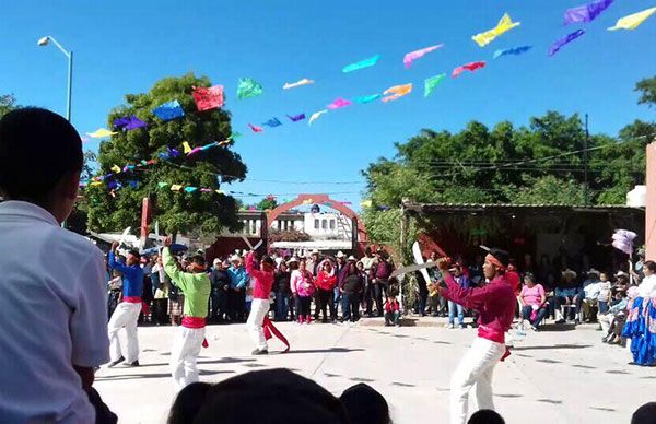  Participa la Felipe Bachomo en desfile ejidal