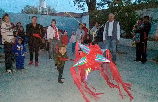 Llevan a cabo festejo navideño