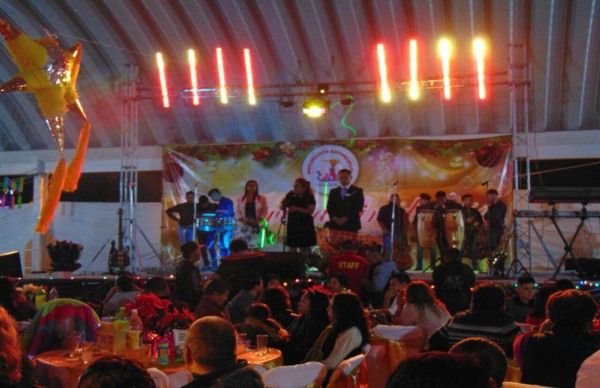 Antorcha magisterial celebra fiestas decembrinas en Ecatepec