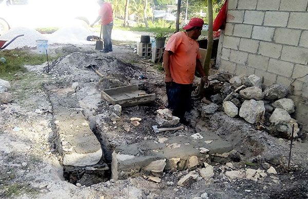 Familias humildes de Calakmul construyen baños