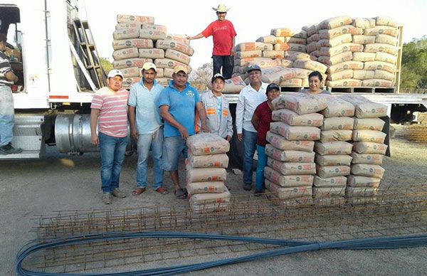 Familias de Quechultenango se benefician con material para construcción