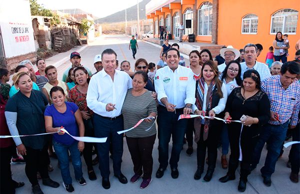 Autoridades inauguran obras en colonias antorchistas