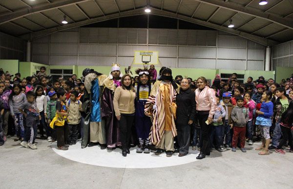 Celebran niños cordobeses el Día de Reyes Magos