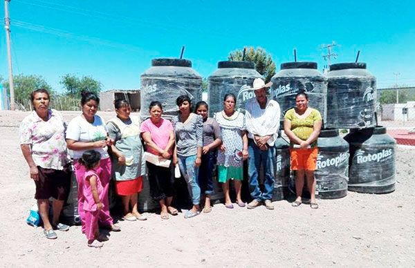 Administración antorchista beneficia a familias con la entrega de tinacos