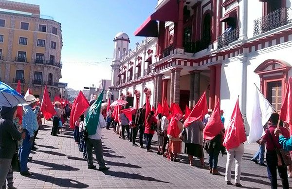 Antorchistas se manifiestan en Palacio de Gobierno