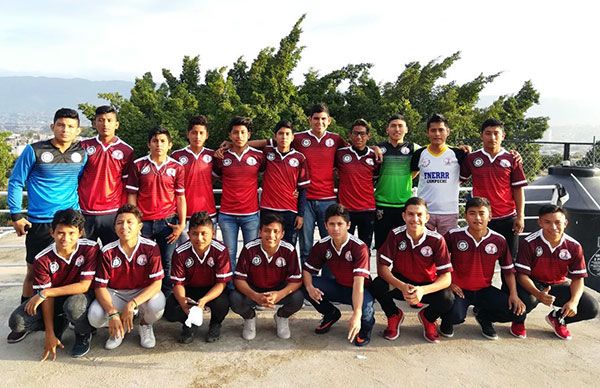 Parte la delegación campechana a Eliminatoria Regional de Futbol