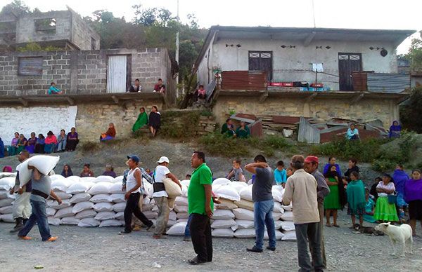 Familias de la sierra Otomí-Tepehua se benefician con entrega de maíz