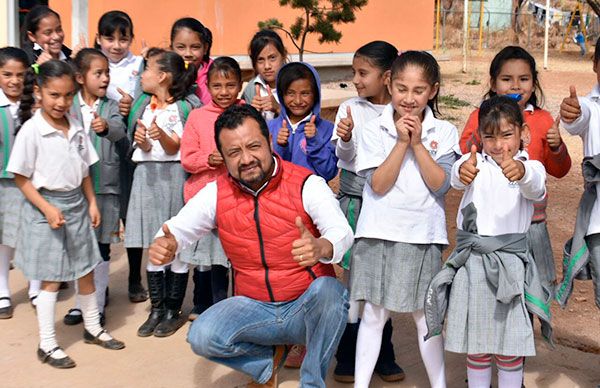 Entrega diputado Osvaldo ávila zapatos a estudiantes  en primaria de colonia Osiris