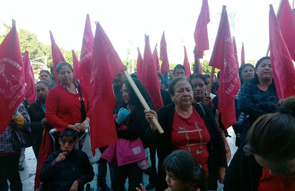   Antorchistas se plantan frente al Ayuntamiento de Mexicali