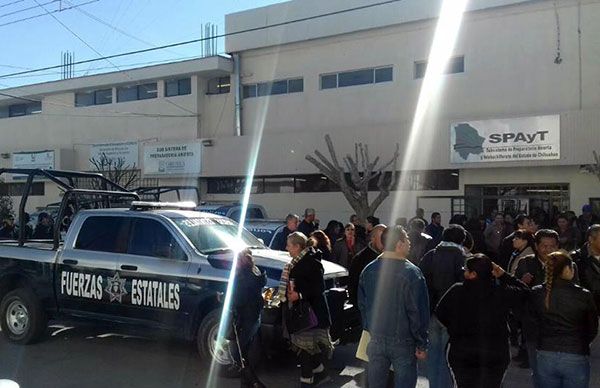 Con la policía recibe directora del SPAyT a profesores que reclaman por despidos injustificados