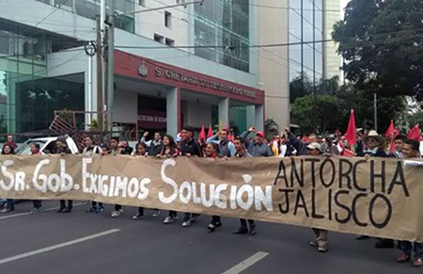  En Guadalajara marchan antorchistas; instalan plantón en la calle Pedro Moreno