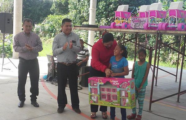 Niños Centlecos reciben regalos gestionados por el Movimiento Antorchista