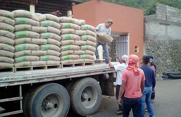 Antorcha entrega materiales para vivienda en Huejutla