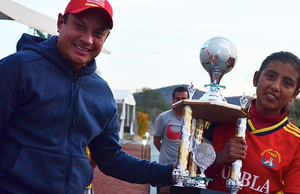 Plata para Puebla en fútbol y voleibol