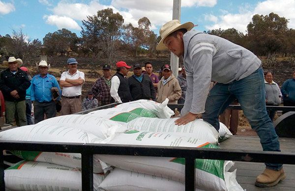 Reciben fertilizante antorchistas de Tlaxco