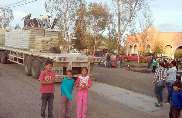 Entregan material para construcción de losas a familias  de Jerez.