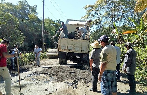  Colonos de La Antorcha arreglan calles en faena comunitaria