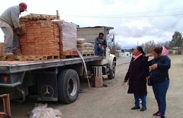 Familias de Pánuco reciben  material para construcción de estufas ecológicas 