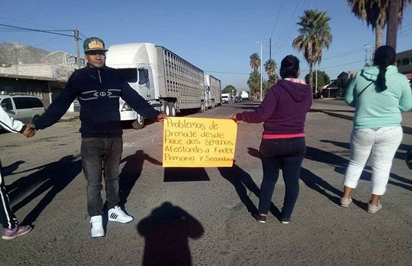 Autoridades no reparan drenaje; colonos bloquean boulevard Laguna Sur 