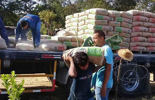 Reciben material para construcción de recámaras 