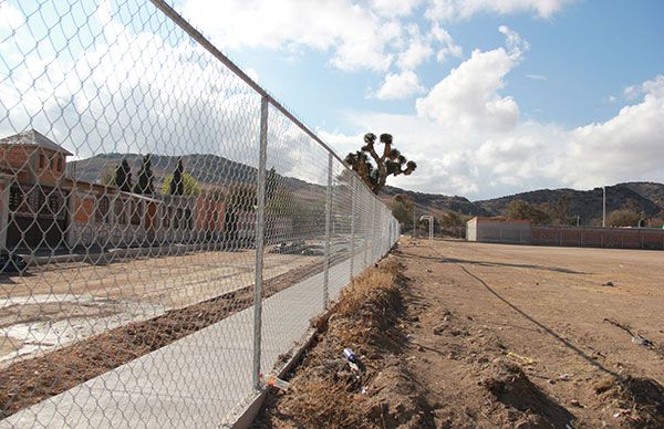 En Villa de Arriaga construyen cercado para conservación de espacios deportivos