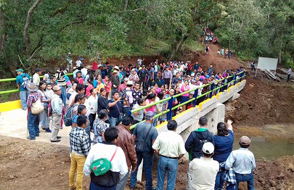  Antorcha inauguró obra de pavimentación y puente peatonal en la Huasteca