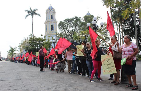 Antorchistas de Córdoba realizan cadena humana