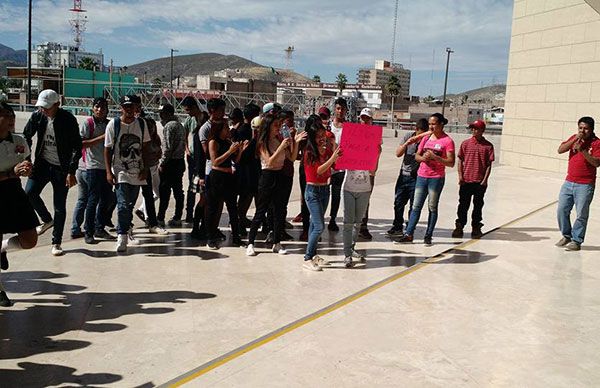     Manifestación en presidencia de torreón; exigen pago de maestros