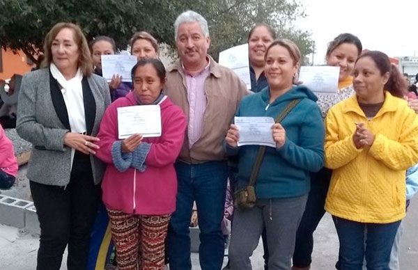 Más familias de El Carmen reciben apoyo a la vivienda 