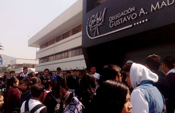 Estudiantes se manifiestan en oficinas de la GAM; exigen cumplimiento a compromisos educativos