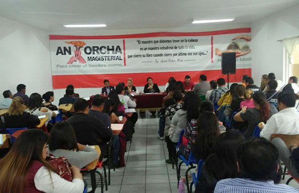 Docentes de la capital escuchan conferencia de la dirigente Gloria Brito