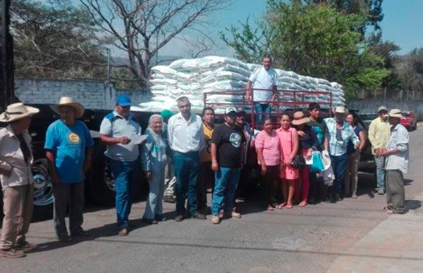 Entrega SEDRUA a cuentagotas apoyos a campesinos