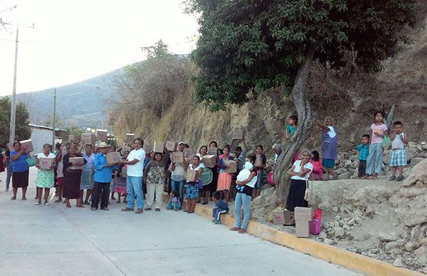 Se benefician con despensas 200 familias de dos pueblos de Chilapa