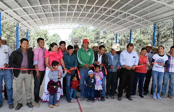 Se entrega cancha y domo en San José del Bajío, Mezquital