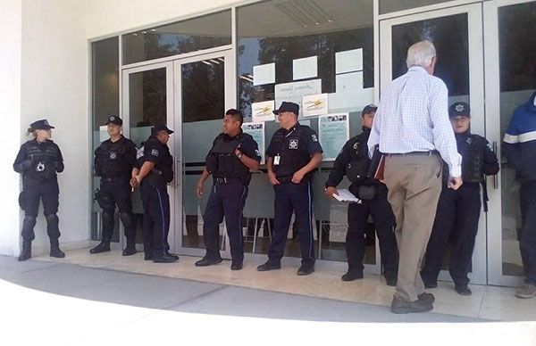 Con policías, Interapas impide entrada  a activistas 