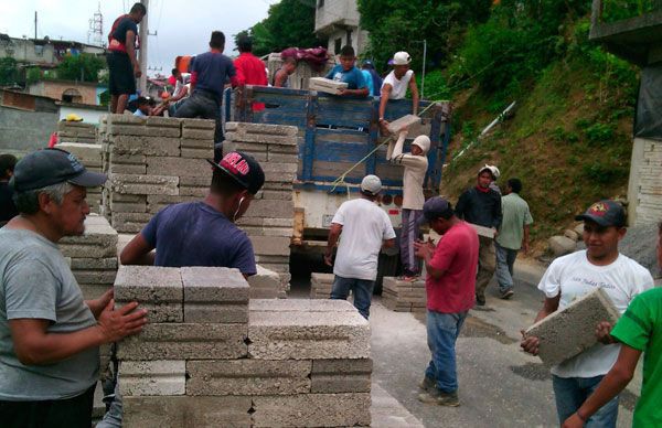 Por gestión antorchista familias se benefician con paquetes de materiales y electrificación