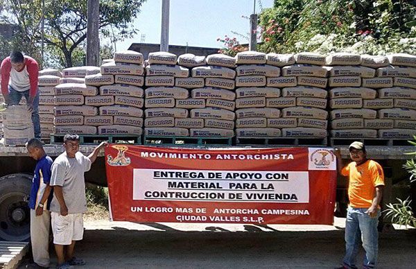  Antorcha entrega cemento a familias pobres de Ciudad Valles 