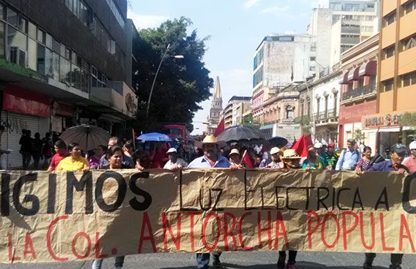 Antorchistas salen a las calles de Guadalajara a exigir energía eléctrica