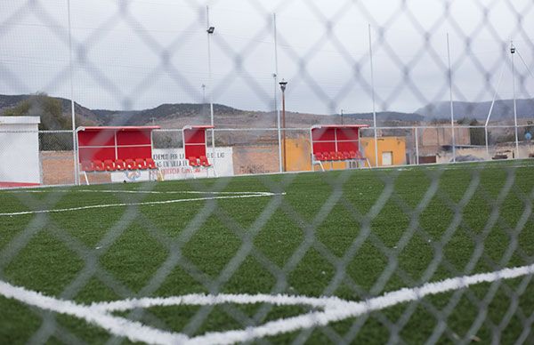  Estrenan nueva cancha de fútbol rápido en Villa de Arriaga 