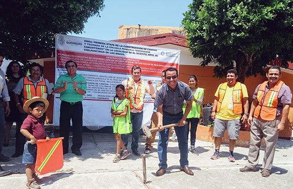 Banderazo a construcción de cancha y techado en escuela de El Ocotito