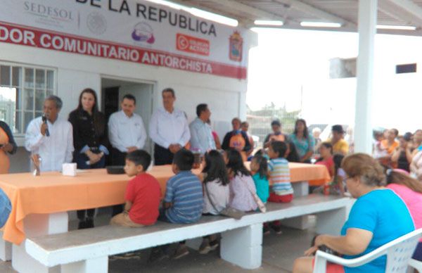 Autoridades presiden rehabilitación de comedor comunitario antorchista