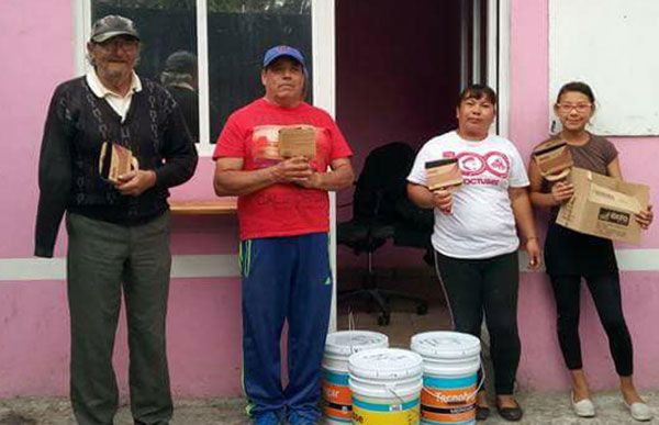  Reciben familias de Iztapalapa pintura para embellecer sus viviendas